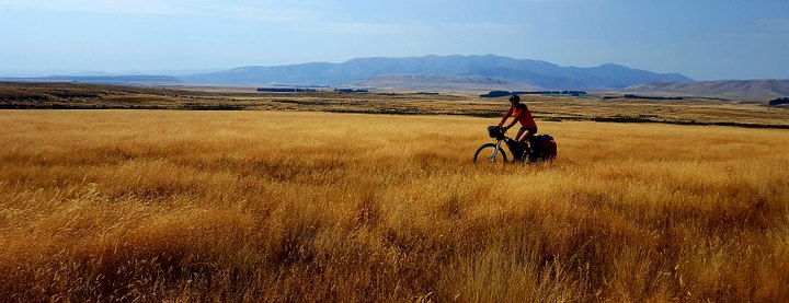 Cèsar riding towards Ohau lake